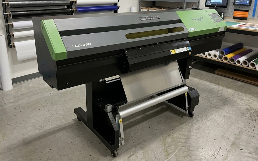 Stampante UV Roland DG VersaUV LEC-330 per la stampa UV su plexiglass